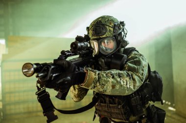 Cropat desenli üniformalı silahlı özel kuvvetler askeri M95 gaz maskesi ve saldırı tüfeği GK G36 giyiyor..