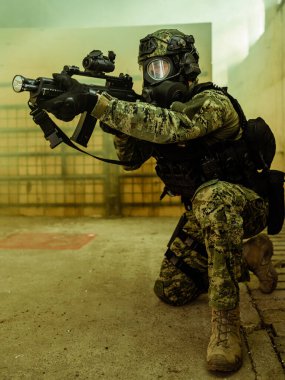Cropat desenli üniformalı silahlı özel kuvvetler askeri M95 gaz maskesi ve saldırı tüfeği GK G36 giyiyor..