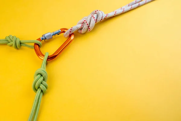 Mosquetón Naranja Con Cuerda Equipo Para Escalada Montañismo Alpinismo Rappel —  Fotos de Stock