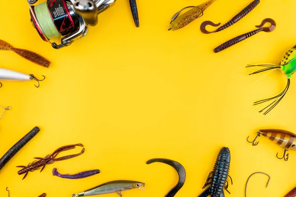 Sarı Renkli Arka Planda Levrek Balıkçılığı Kavramı Düz Yatış Stili — Stok fotoğraf