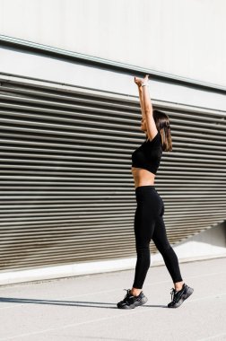 Siyah formalı kız fotoğraf için poz veriyor. Beyaz arka fonun ön tarafında izole edilmiş. Sağlıklı yaşam tarzı.