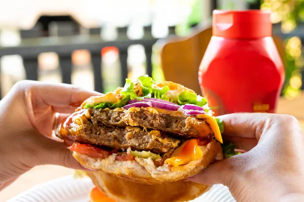 Elleri Duble Çizburger Tutuyor Hamburger Yemeği Konsepti Dua Satranç Ekmek - Stok İmaj