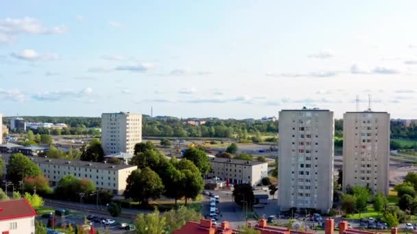 Eine ruhige Wohngegend in Stockholm, Schweden, Skandinavien. Luftdrohnen Sommer mit blauem Himmel fliegender Blick auf Vorort rsta mit hohen weiß-grauen Wohnhäusern, Parks, Grünflächen.