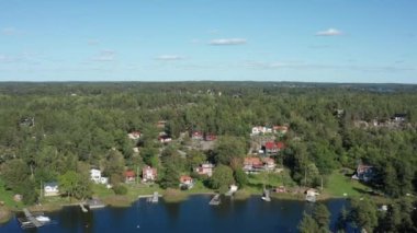 Kuzey Avrupa 'daki İskandinav Takımadası' nda küçük bir sahil köyü. Yaz havası su ve taş adaların üzerinde uçuyor. Tekneler, iskeleler, küçük rıhtımlar, evler ve ağaçlarla..