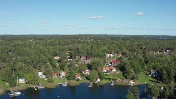 北欧諸島 北ヨーロッパの小さな沿岸の村 夏の日の空中飛行船 小さなドック 家や木と石の島 — ストック動画