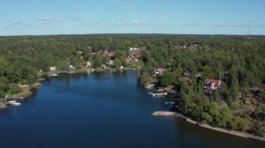 Kuzey Avrupa, İskandinavya 'daki Archipelago' da sakin bir körfez. Yelkenli tekneleri olan bir yerleşim yeri. Yaz havası su ve taş adaların üzerinde uçuyor. Tekneler, evler, villalar, iskele, rıhtım.