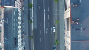 Şehir Sodermalm, Stockholm, İskandinavya 'da arabaları ve binaları olan huzur dolu bir çatı manzarası var..