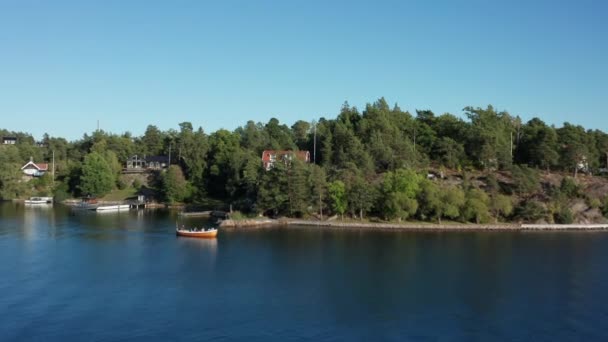 Archipelag Skandynawii Europa Północna Mała Łódź Wiosłowa Pasażerami Letni Dzień — Wideo stockowe