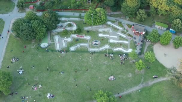 Minigolfbana Stockholm Sverige Vacker Sommarkväll Parkera Med Människor Picknick — Stockvideo