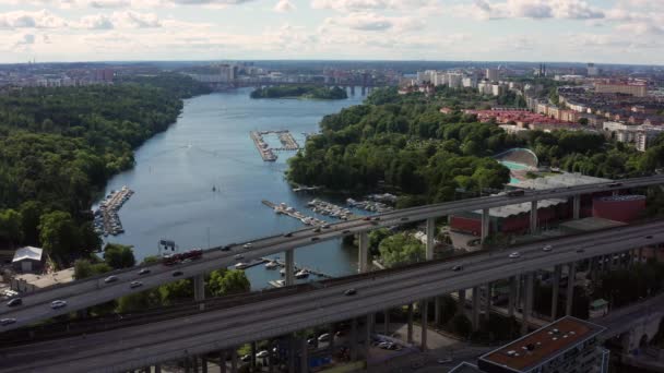 Стокгольм Швеция Воздушный Беспилотник Летний Вид Красивое Озеро Залив Мостами — стоковое видео