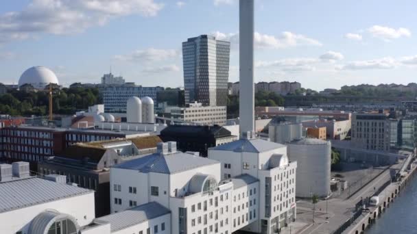 Stockholm Sverige Flygdrönare Med Utsikt Över Ett Vitt Industrikomplex Med — Stockvideo
