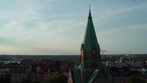 Панорамный Вид Воздуха Сдермальм Софийскую Церковную Башню Парк Крыши Здания — стоковое видео