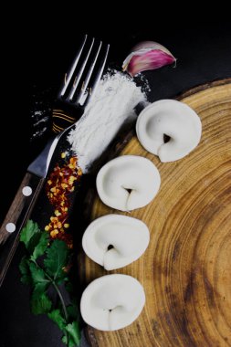 Pelmeni ve a için siyah arka plan makro çekim