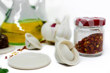 Pelmeni, baharatlar ve yağ beyaz arka planda