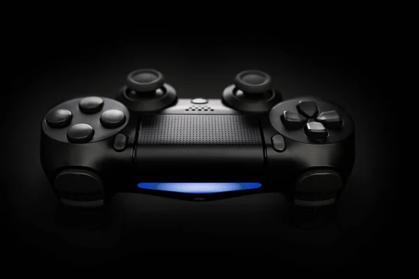 Nahaufnahme von Videospielkonsole Gamepad Steuerknüppel-Controller auf schwarzem Hintergrund mit blauem Licht. — Stockfoto