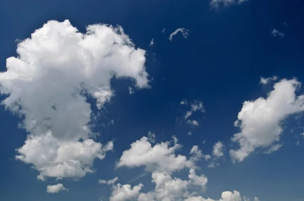 Hermosas nubes en el cielo — Foto de Stock