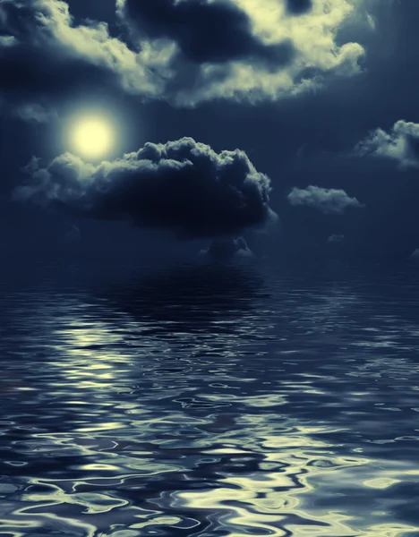 Nubes nocturnas sobre el agua — Foto de Stock
