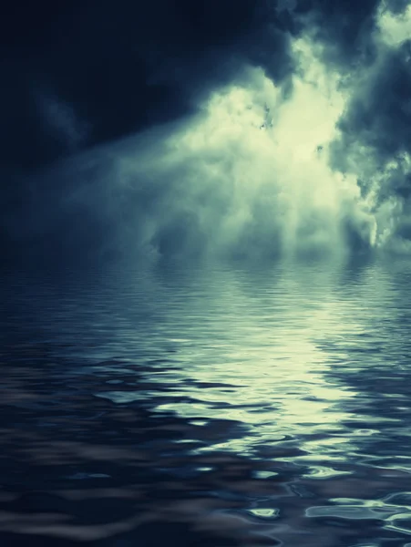 Nubes nocturnas sobre el agua —  Fotos de Stock