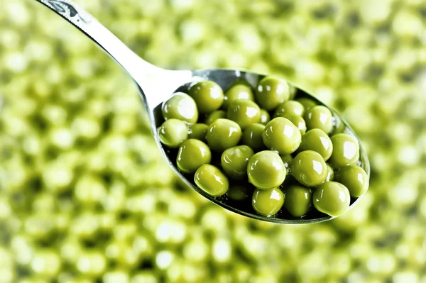 Guisantes verdes en la cuchara —  Fotos de Stock
