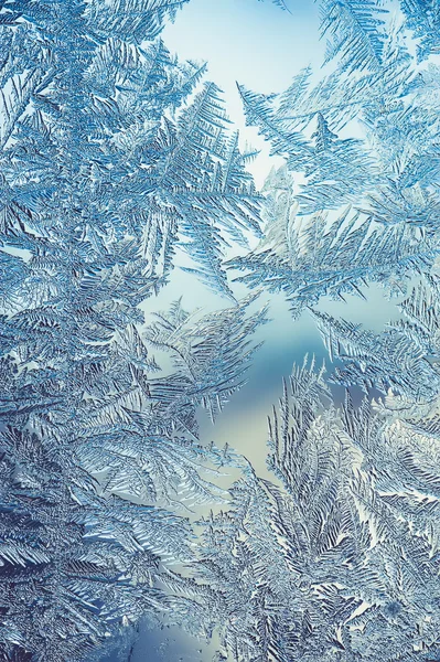 Fundo colorido bonito do inverno do close-up com padrões gelados da geada — Fotografia de Stock