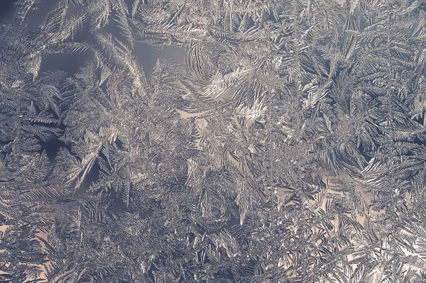 Vackra närbild vinter färgstarka bakgrund med isiga Frost mönster — Stockfoto