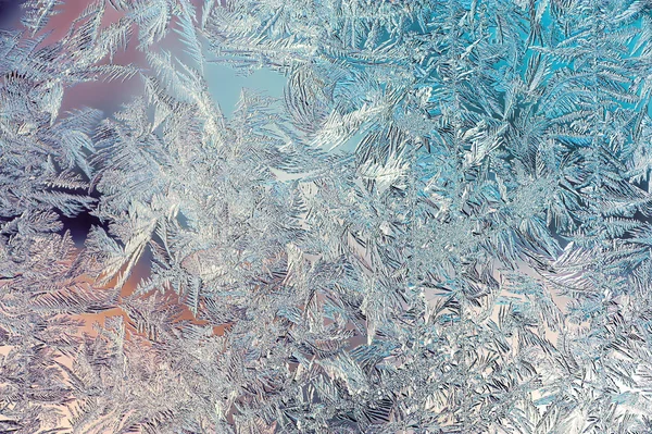 Fundo colorido bonito do inverno do close-up com padrões gelados da geada — Fotografia de Stock