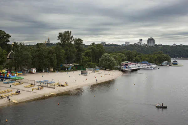 Kiev playa, Dnepr y barcos en el río, Ucrania — Foto de Stock