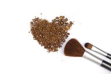 Makyaj fırçaları ve ezilmiş göz farı