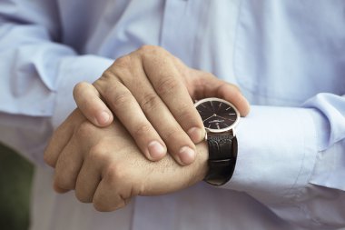 İş adamı saati kontrol ediyor