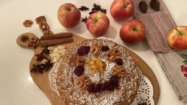 Çay ve kahve için nefis ev yapımı kekler: böğürtlenli ve elmalı düşük kalorili turta, tarçın, yıldız anason, badem gevreği