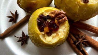 Sağlıklı diyet vejetaryen hafif kahvaltı gümüş tepside: Kuru üzüm ve ballı fırında elma 