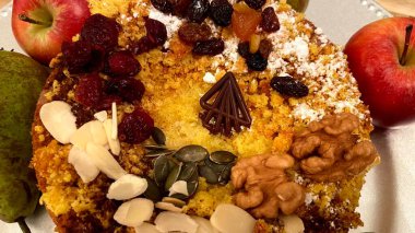 Böğürtlenli, fındıklı, tohumlu ve elma ve armut dolu ev yapımı limonlu turta. 