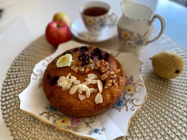 İngiliz klasik porselenleri ve diyet ev yapımı limonlu turtası olan güzel bir ortam.