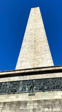 Dublin 'in en büyük parkının ve mavi bahar gökyüzünün ortasındaki ünlü sütun.