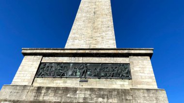 Dublin 'in en büyük parkının ve mavi bahar gökyüzünün ortasındaki ünlü sütun.