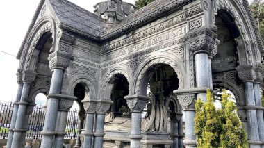 Dublin 'in İrlanda' daki tarihi mezarlığındaki görkemli mimari, heykel ve binalar.