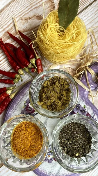 Smakelijke Samenstelling Van Specerijen Een Houten Achtergrond Voor Het Koken — Stockfoto