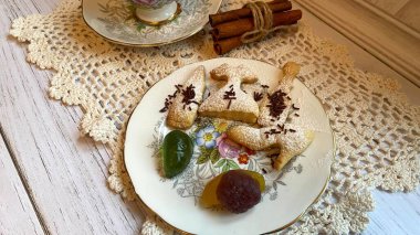 Ev yapımı kurabiye heykelcikleri, meyveler, naneli siyah çay ve açık peçeteli klasik İngiliz porselenleri ile şenlikli çay partisi. 