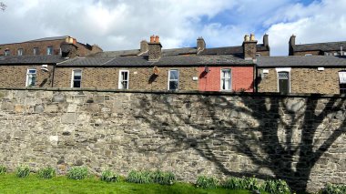 Bu tarihi ortaçağ taş duvarları Dublin 'in tarihini, ruhunu ve mimarisini koruyor. 