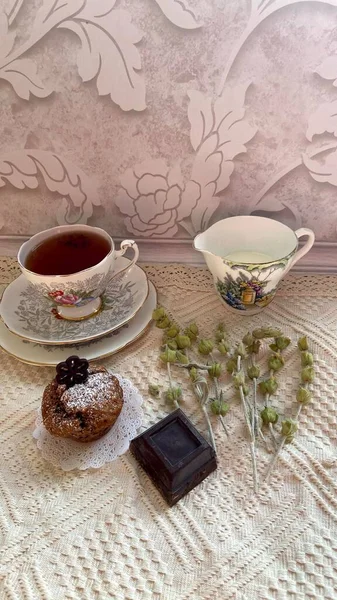 Festliche Teeparty Mit Schwarzem Tee Und Milch Hausgemachten Muffins Und — Stockfoto