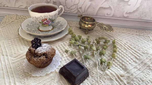 Festliche Teeparty Mit Schwarzem Tee Hausgemachten Muffins Köstlichen Bunten Französischen — Stockfoto