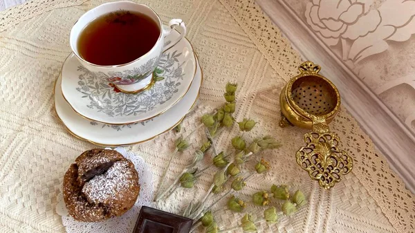 Festliche Teeparty Mit Schwarzem Tee Hausgemachten Muffins Köstlichen Bunten Französischen — Stockfoto