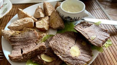 Ev şenlik masasında taze taze yemekler, salatalar ve atıştırmalıklar.