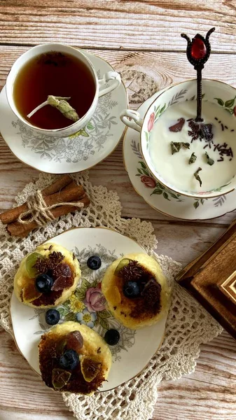 Festliche Teeparty Mit Kleinen Käsekuchen Beeren Schokolade Und Altem Englischen — Stockfoto