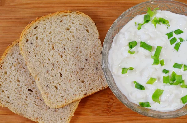 Cottage cheese with chives and bread — Stock Photo, Image