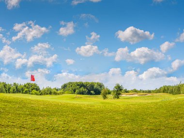Kum sığınağı ve kırmızı bayraklı güzel golf sahasının muhteşem manzarası