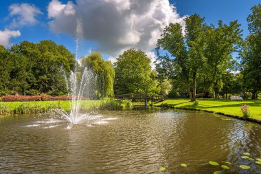 Hollanda, Alphen aan den Rijn 'deki parkta güneşli bir günde çeşme