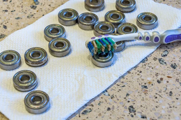 Kağıt havluyla bilyeli diş fırçası. Bilye temizliği konsepti. seçici odak