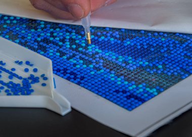 Elmas bir resmin yakın çekimi. Kalemle elmas nakış. Yakın çekim, seçici odaklanma