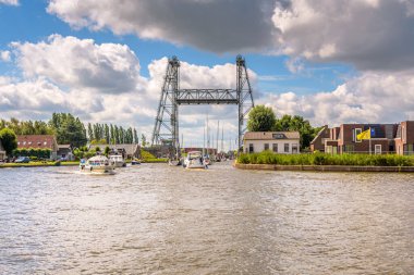 Köprü birkaç teknenin geçmesine izin vermek için açık 
